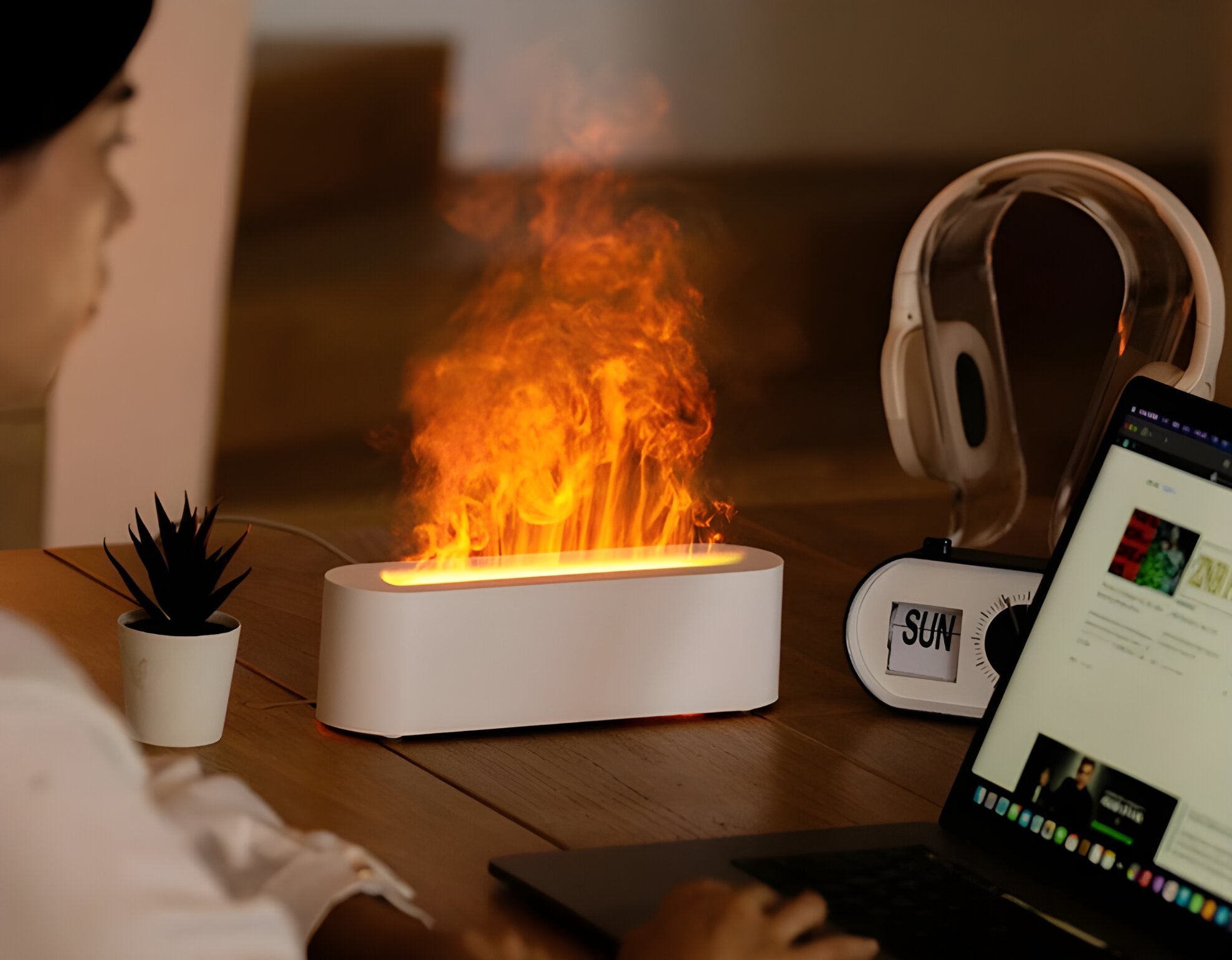Flame simulation aroma diffuser for your everyday work to keep you chilled.